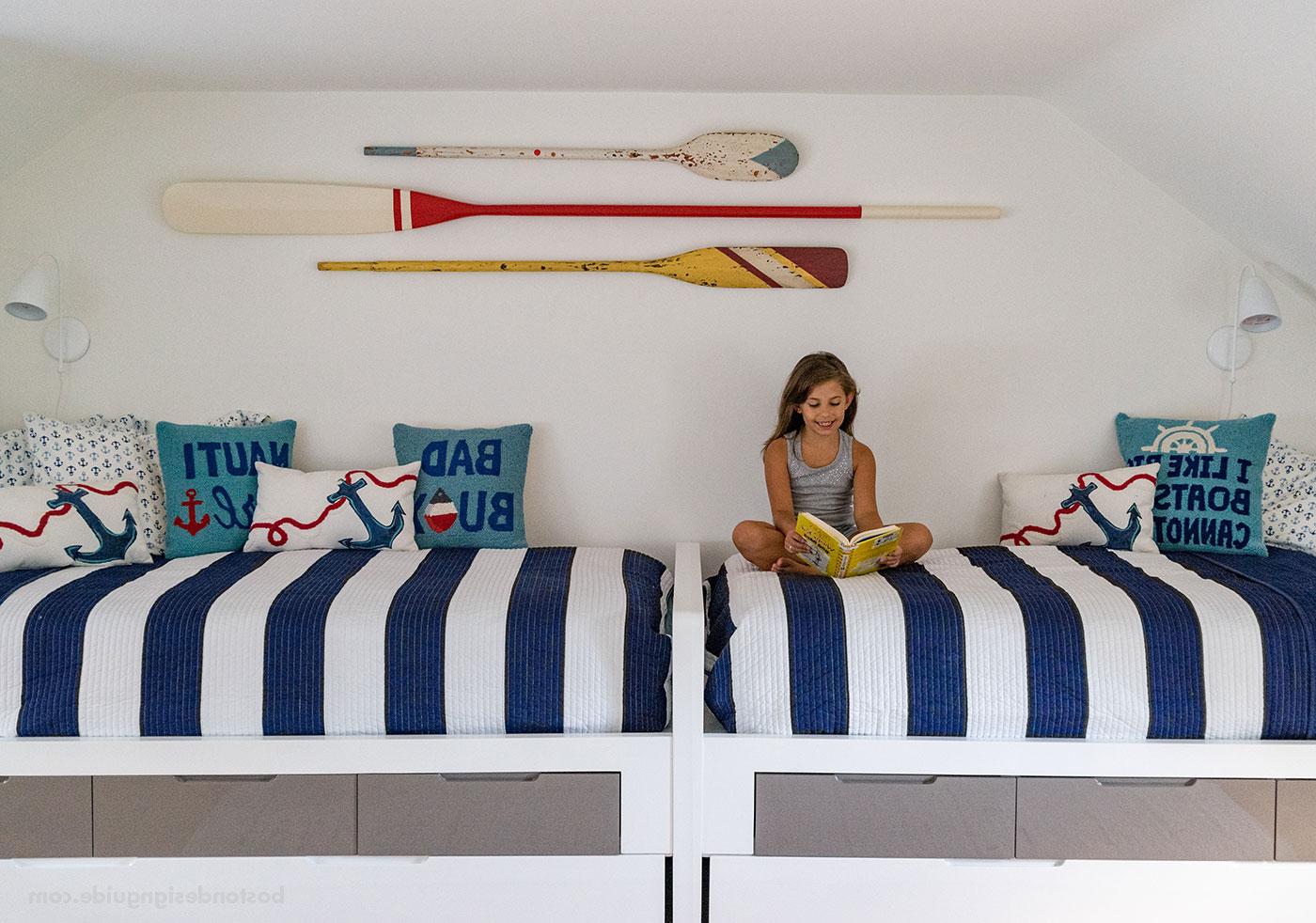 由玛莎葡萄园岛室内设计公司设计的航海蓝白儿童房, 由Hutker建筑师设计的建筑